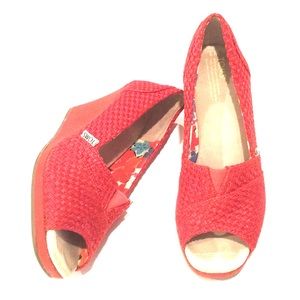 TOMS red woven peep toe w/canvas wedges